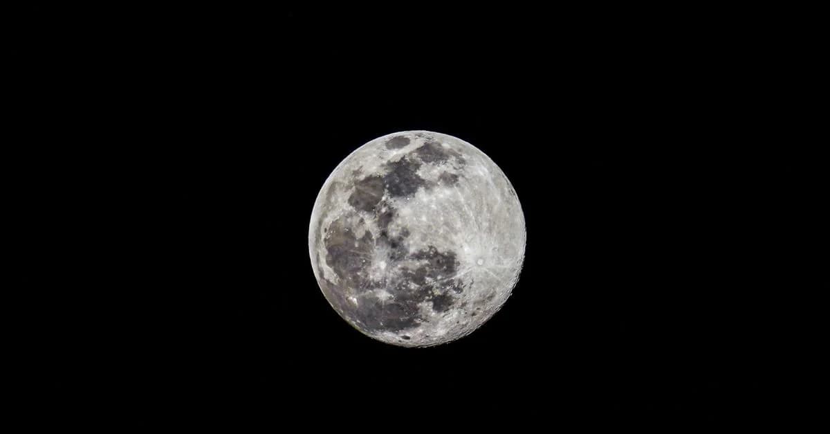 Растущая луна в ночном небе, астропрогноз 28 июля 2026